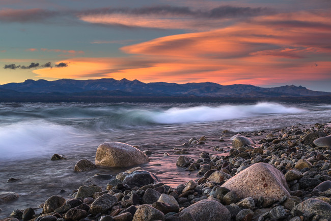 Обои картинки фото природа, побережье, аргентина, волны, горы, вечер, патагония, камни, берег