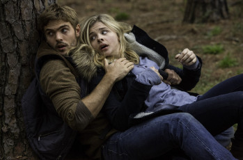 Картинка кино+фильмы the+5th+wave chloe moretz страх alex roe беглецы лес