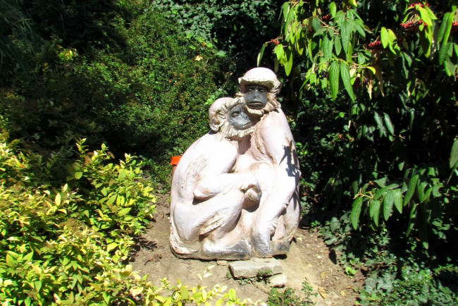 Обои картинки фото прага, разное, садовые и парковые скульптуры, обезьяна, двое, растения