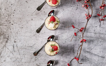Картинка еда мороженое +десерты стаканы ложки десерт клубника