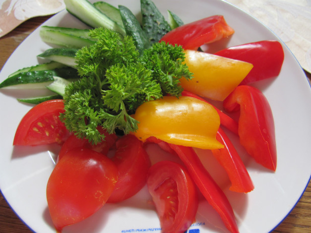 Обои картинки фото еда, овощи, помидоры, огурец, петрушка, перец, томаты
