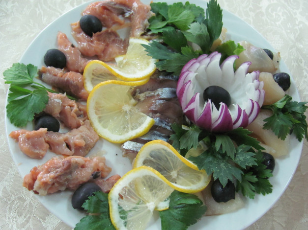 Обои картинки фото еда, рыбные, блюда, морепродуктами, петрушка, рыба, маслины, лимоны