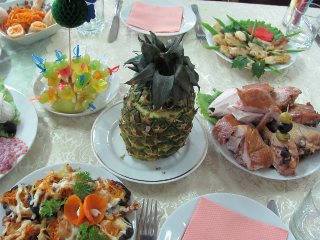 Обои картинки фото еда, сервировка, стаканы, ананас, приборы, закуски