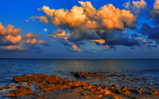 Обои картинки фото twilight, moonrise, природа, побережье, океан, рассвет, пляж, галька, облака