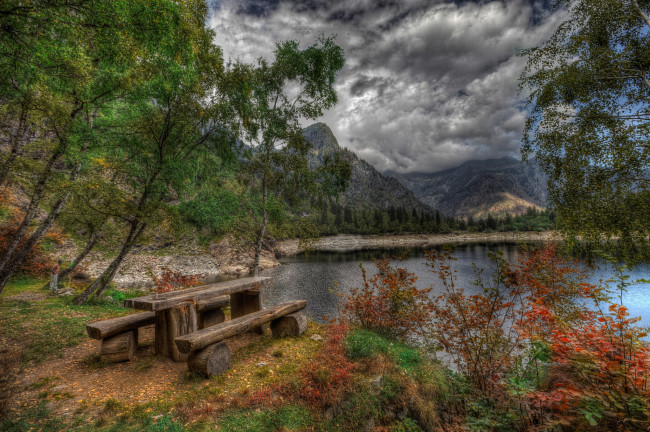 Обои картинки фото природа, пейзажи, река, столик, скамейка, осень, лес, горы