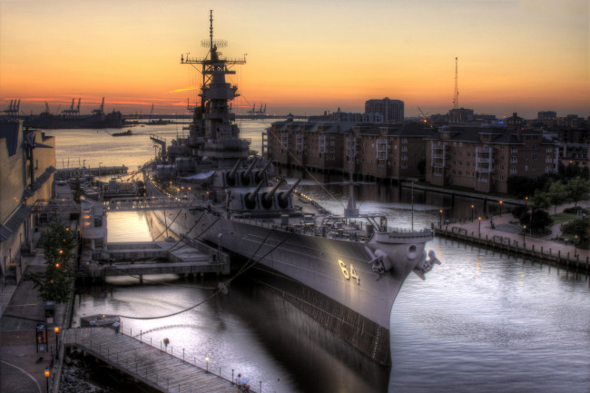 Обои картинки фото battleship uss wisconsin , bb-64, корабли, крейсеры,  линкоры,  эсминцы, линкор, причал, порт