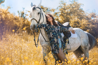 Картинка девушки -unsort+ брюнетки темноволосые шорты брюнетка девушка лето лошадь цветы конь рубашка природа