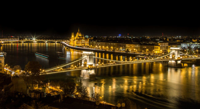 Обои картинки фото budapest,  chain bridge & hungarian parliament, города, будапешт , венгрия, ночь, мост, река, огни