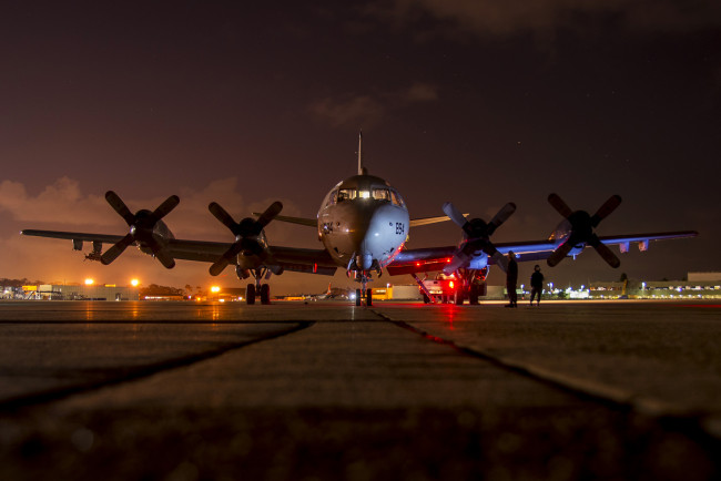 Обои картинки фото lockheed p-3 orion, авиация, боевые самолёты, береговой, патрульный, самолет, аэродром, lockheed, p-3, orion