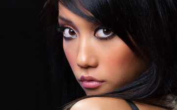 Картинка девушки -+лица +портреты девушка азиатка портрет лицо макияж причёска фон чёрный брюнетка поза