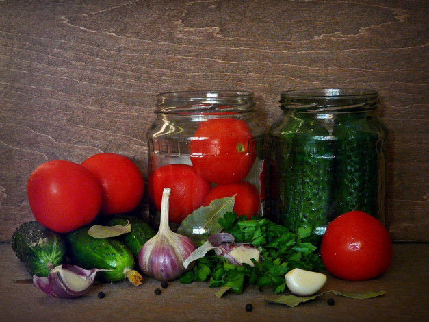 Обои картинки фото ирина, незнакомка, заготовляем, еда, овощи, соленья, огурцы, помидоры, томаты