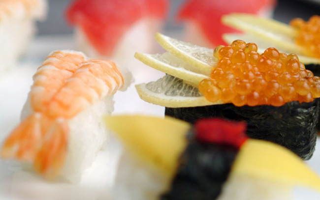 Обои картинки фото еда, рыба, морепродукты, суши, роллы, икра, лимон