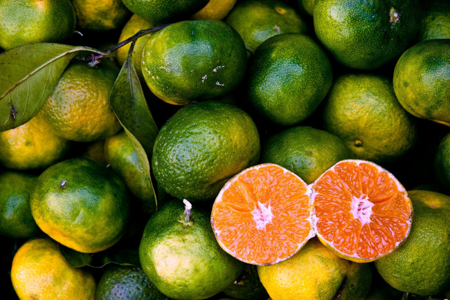 Обои картинки фото еда, цитрусы, зеленый, мандарины