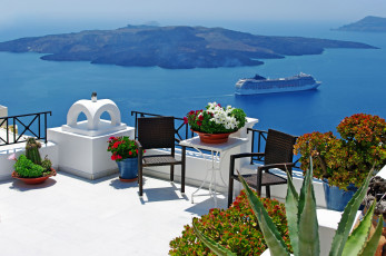 обоя santorini, greece, интерьер, веранды, террасы, балконы, греция, море, лайнер, цветы, панорама, санторини