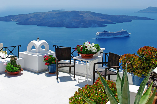 Обои картинки фото santorini, greece, интерьер, веранды, террасы, балконы, греция, море, лайнер, цветы, панорама, санторини