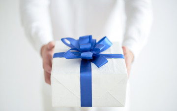 Картинка праздничные подарки+и+коробочки руки подарок коробка