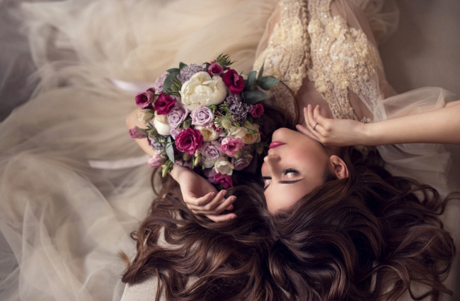 Обои картинки фото девушки, - невесты, шатенка, невеста, поза, букет