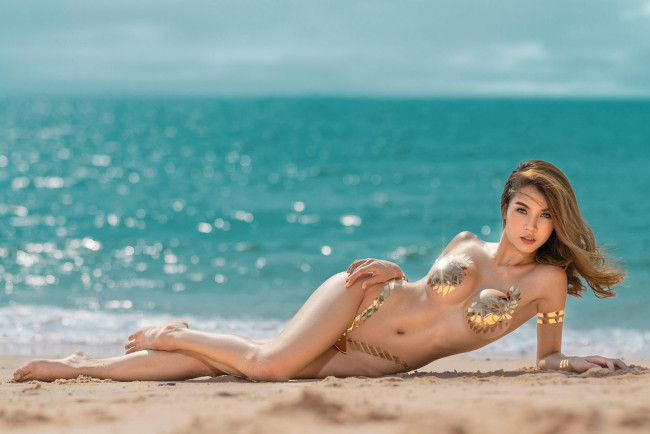 Обои картинки фото девушки, - брюнетки,  шатенки, море, песок, поза, шатенка, бикини