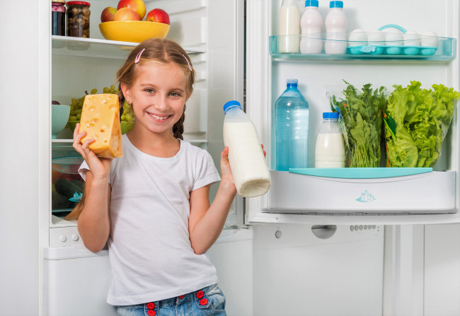 Обои картинки фото разное, дети, девочка, холодильник, продукты