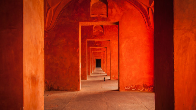 Обои картинки фото разное, элементы архитектуры, столб, здание, красный, оранжевый, дверные, проемы, архитектура, пакистан