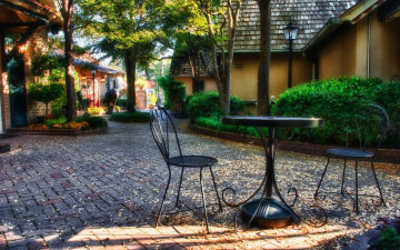 Картинка города улицы площади набережные столик деревья кусты стулья