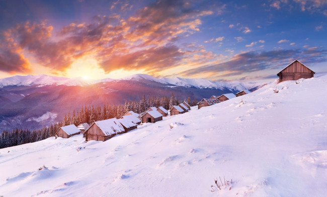 Обои картинки фото природа, зима, снег, холод, дома, облака, лес, солнце, горы, панорама