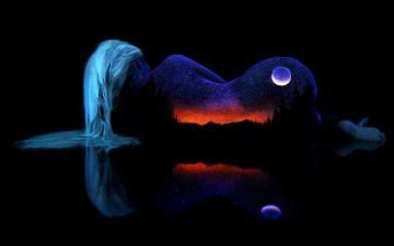 Картинка фэнтези фотоарт луна звёзды космос девушка вода фон отражение галактики волосы спина фото чёрный арт