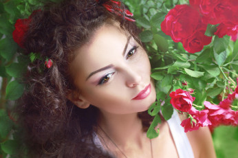 Картинка девушки -unsort+ лица +портреты брюнетка девушка кудри розы лето цветы листья куст