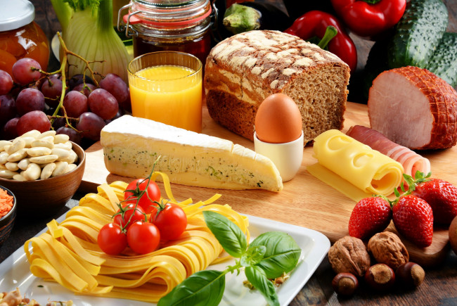 Обои картинки фото еда, разное, сыр, помидоры, орехи, хлеб, ветчина, базилик, клубника, макароны