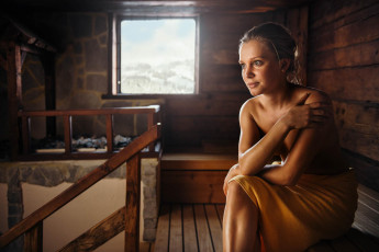 Картинка девушки -unsort+ брюнетки темноволосые грудь улыбка изба окно полотенце