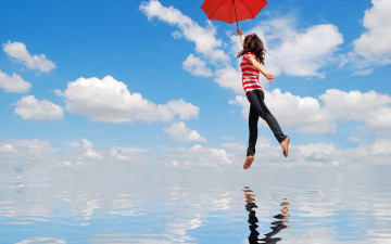 Картинка девушки -unsort+ брюнетки темноволосые облака джинсы вода небо зонт