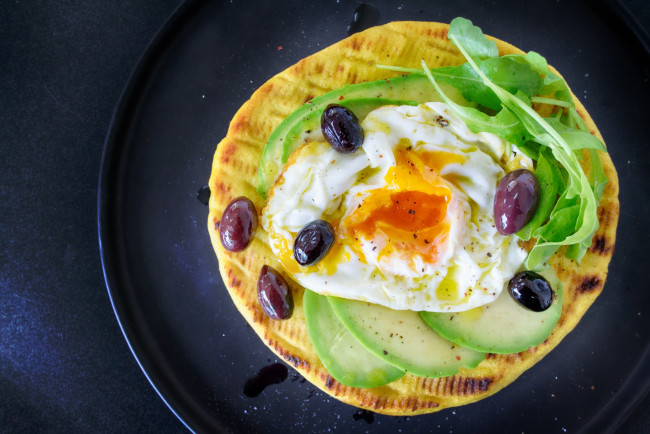 Обои картинки фото еда, Яичные блюда, оливки, яйцо, авокадо, лепешка