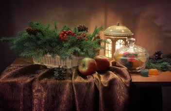 обоя праздничные, угощения, натюрморт, мармелад, яблоки, шишки, ель, фонарь