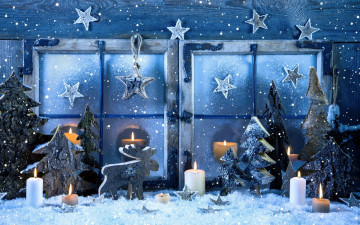 Картинка праздничные фигурки окно ёлки снег звездочки свечи лось