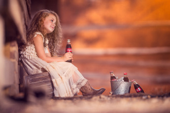 Картинка бренды coca-cola ведерко девочка напиток бутылки