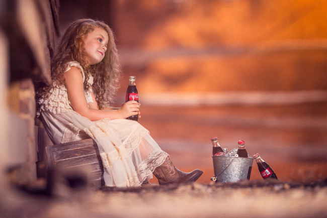 Обои картинки фото бренды, coca-cola, ведерко, девочка, напиток, бутылки