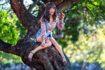 Картинка девушки -+азиатки дерево азиатка ствол
