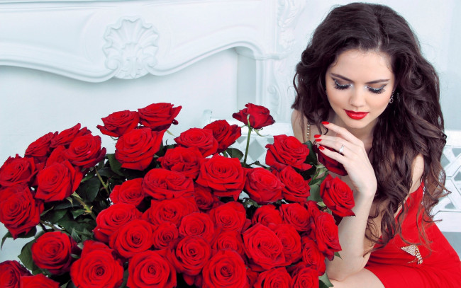 Обои картинки фото девушки, - брюнетки,  шатенки, брюнетка, алые, розы
