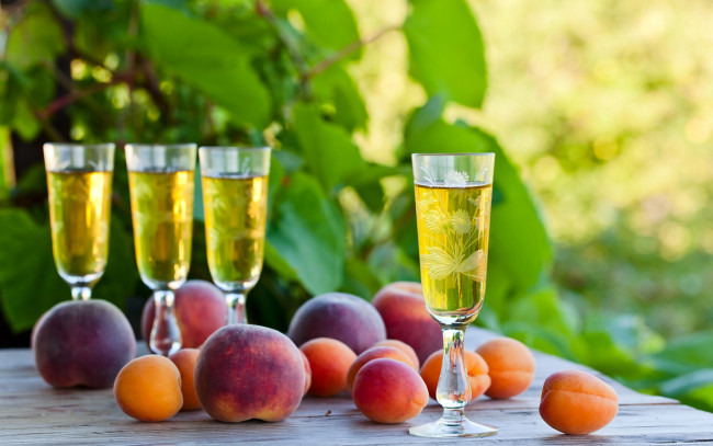 Обои картинки фото еда, напитки,  сок, персики, сок, абрикосы