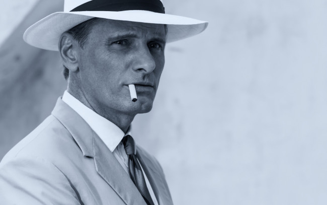 Обои картинки фото мужчины, viggo mortensen, шляпа, сигарета, галстук