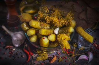 Картинка еда огурцы чеснок перчик соленые стопка водка
