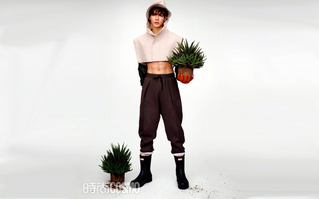 Обои картинки фото мужчины, gong jun | simon gong, актер, топ, капюшон, сапоги, цветы
