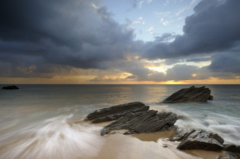 Картинка природа моря океаны океан сумрак горизонт облака камни