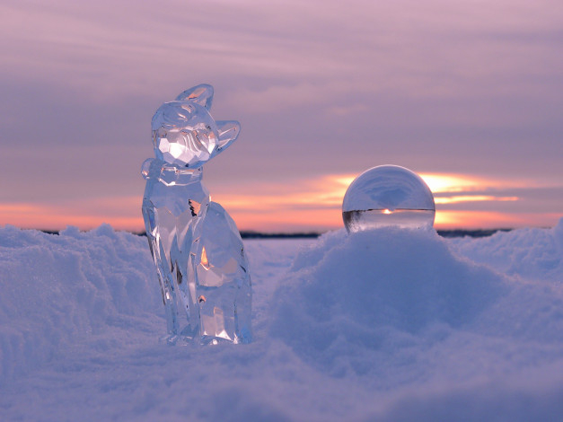 Обои картинки фото природа, зима, ледяные, скульптуры, кошка, снег, ледовые, фигуры, шар, закат