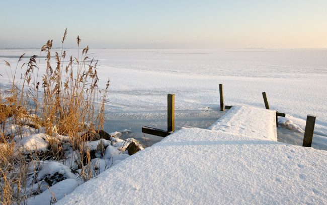 Обои картинки фото природа, зима, камыши, причал, снег, река