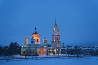 Картинка рыбинск+ россия города -+православные+церкви +монастыри собор вечер