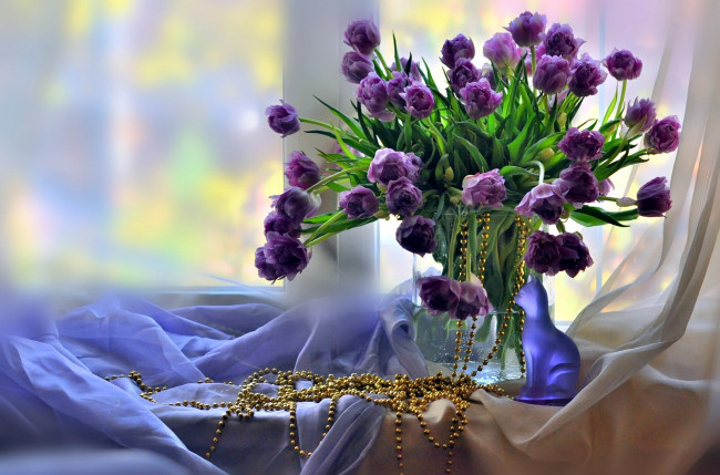 Обои картинки фото цветы, тюльпаны, бусы, лиловый, бутоны, статуэтка, шелк