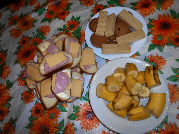 Обои картинки фото еда, бутерброды,  гамбургеры,  канапе, вафли, бананы, сыр, печенье, хлеб, колбаса