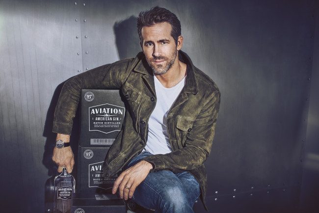 Обои картинки фото мужчины, ryan reynolds, бутылка, джинсы, куртка, коробки, алкоголь, актер