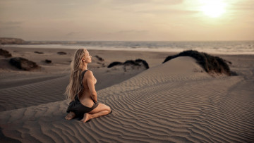 Картинка девушки -+блондинки +светловолосые море пляж дюны блондинка